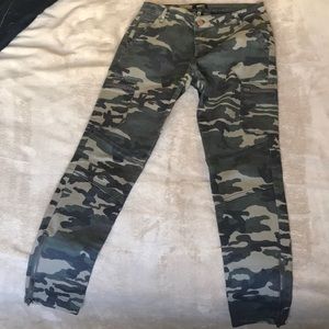 Forever 21 Camo Skinny Cargo Pant sz.28